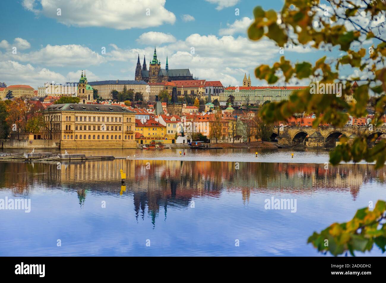 Die Prager Burg und den Fluss Vltva - Tschechische Republik Stockfoto