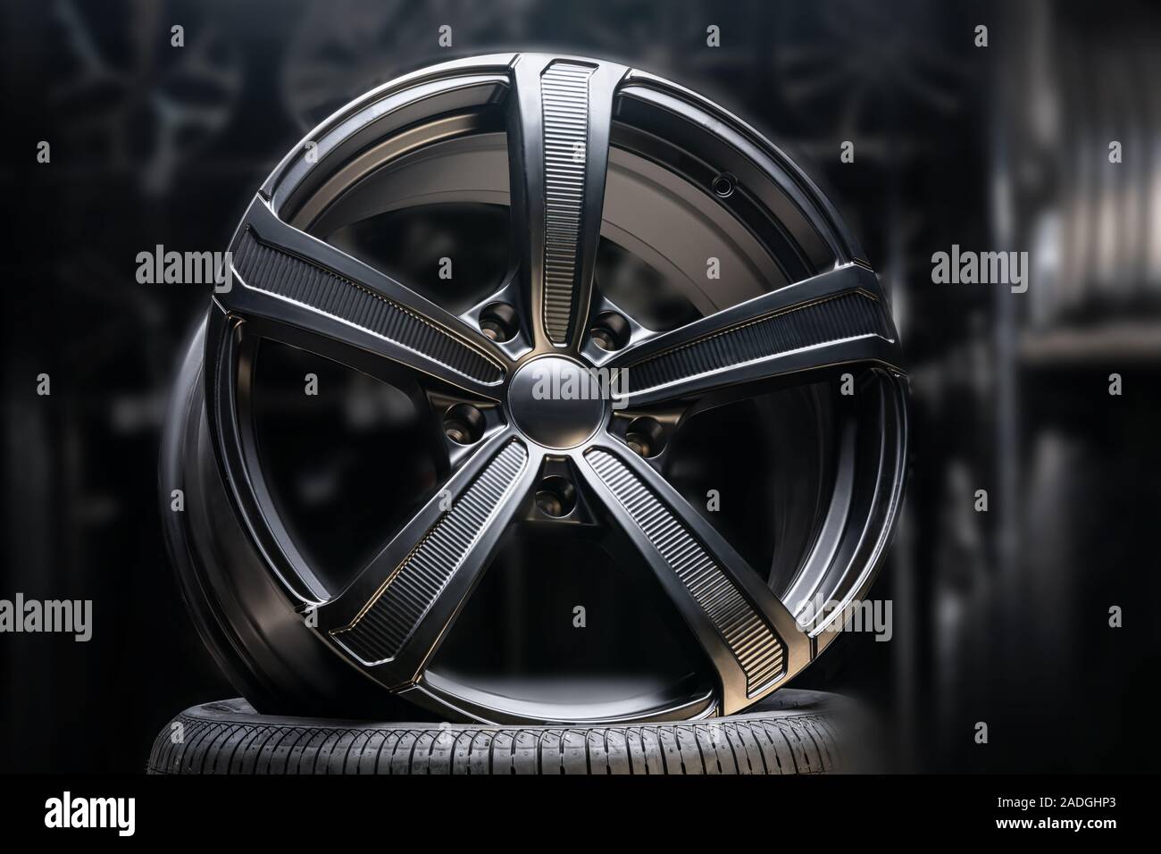 Schöne schwarze Felgen aus Aluminium auf einem dunklen Hintergrund.  exklusive Räder für teure Autos Stockfotografie - Alamy