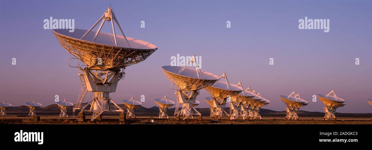 Reihen von Satellitenschüsseln, sehr große Reihe, New Mexico, USA Stockfoto