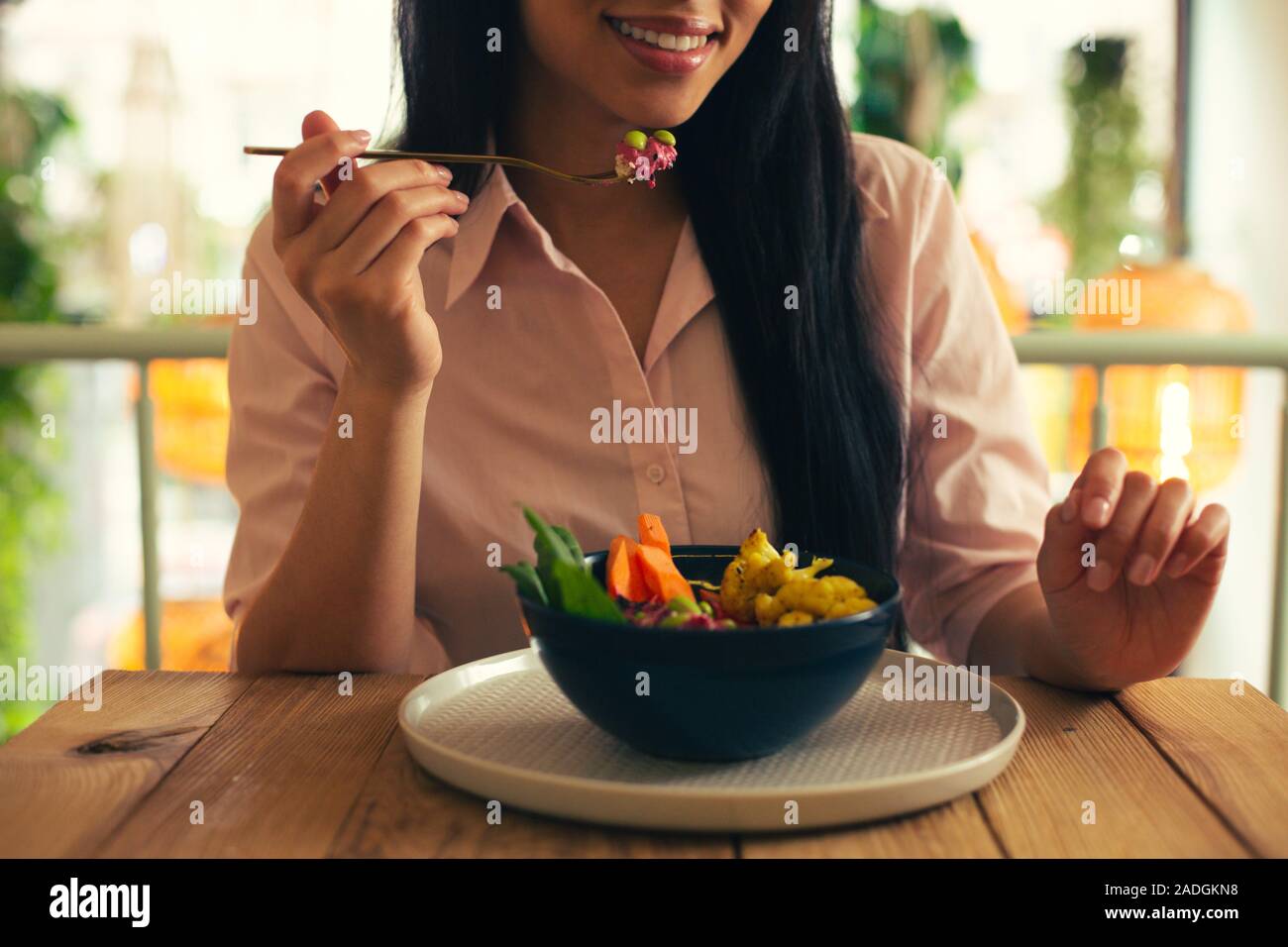 Lächelnde Frau Gabel während Ihrer Mahlzeit essen Stockfoto