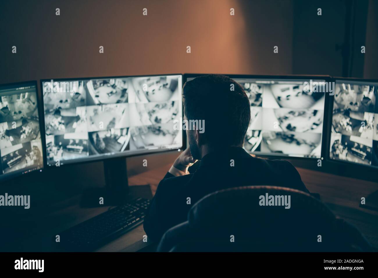 Hintere zurück hinter Ansicht Portrait seiner er schön konzentriert man Fernsehen kamera Überwachung über Ausrüstung am Arbeitsplatz erlebt Stockfoto