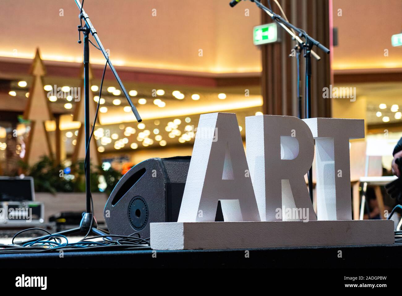 Große Buchstaben auf der Bühne in der Mall. Kunst Bühne leuchtet auf dem Konzert. Stockfoto