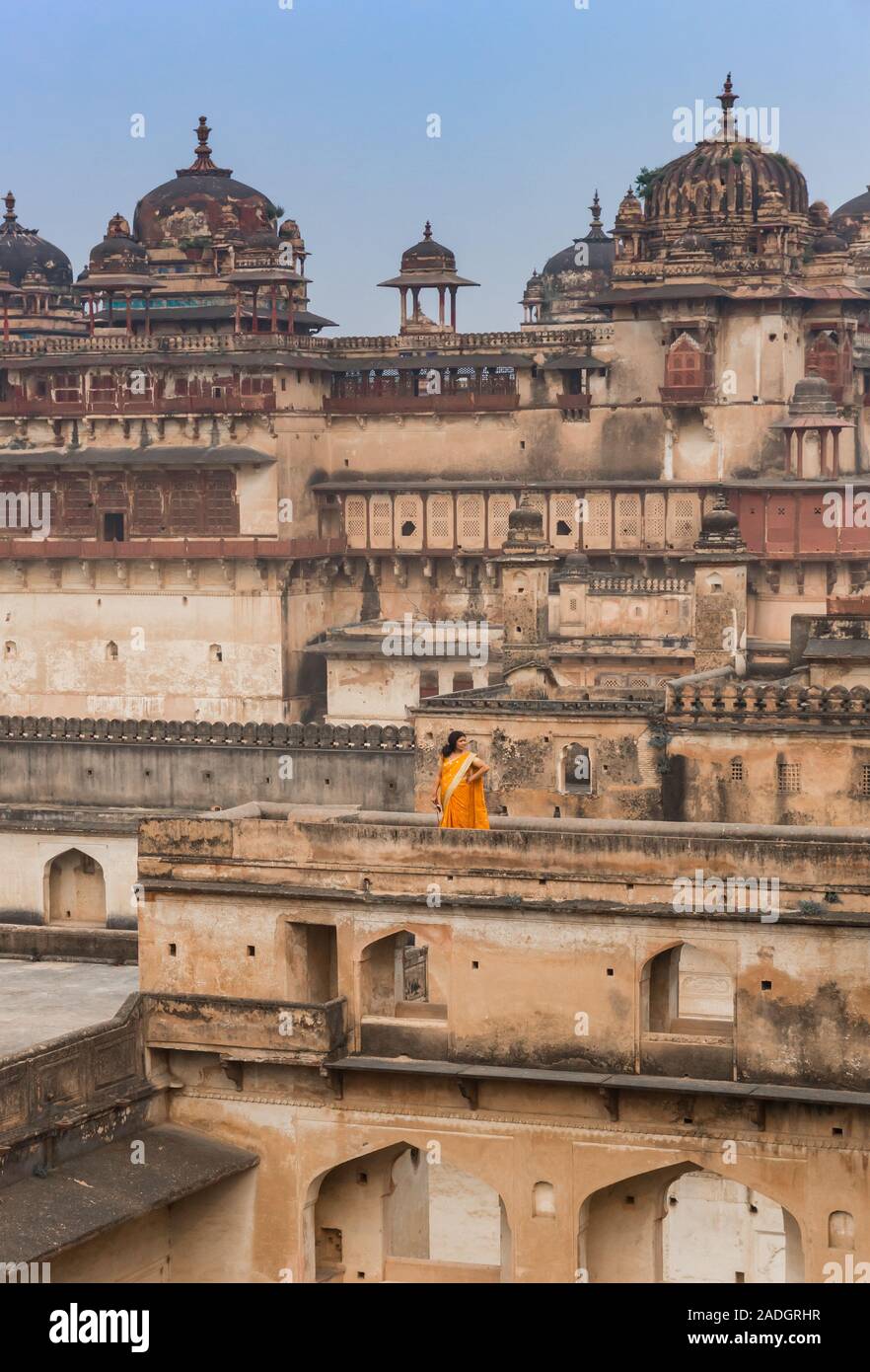 Frau in der traditionellen indischen Kleid im Palace Fort von Orchha, Indien Stockfoto