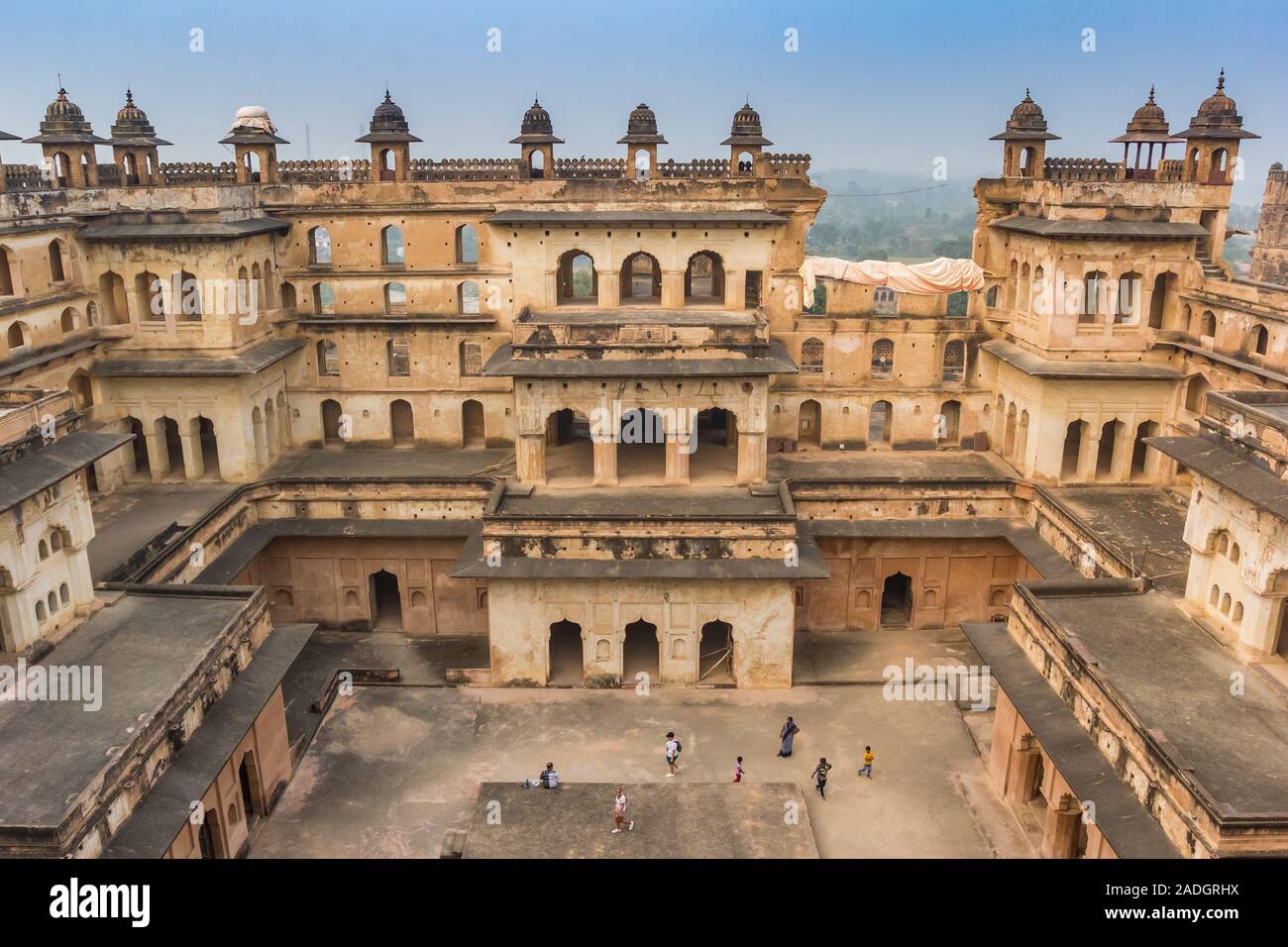 Fassade mit kleinen Türmen der Festung in Orchha, Indien Stockfoto