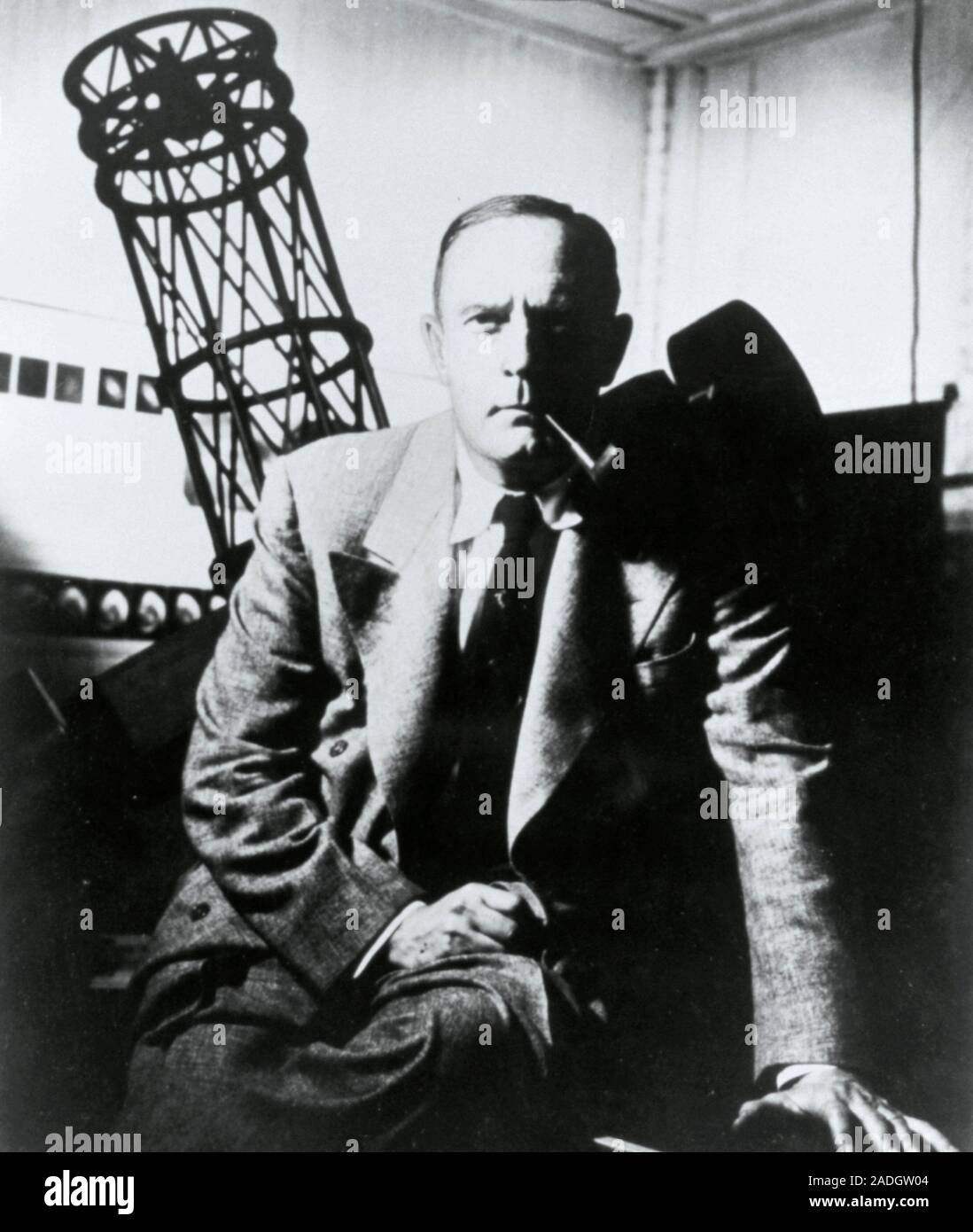 Der amerikanische Astronom Edwin Powell Hubble (1889-1953) Vor der 2,5-m- Teleskop auf dem Mount Wilson Observatorium gesehen. Durch die Verwendung  dieses Teleskop Hubbl Stockfotografie - Alamy