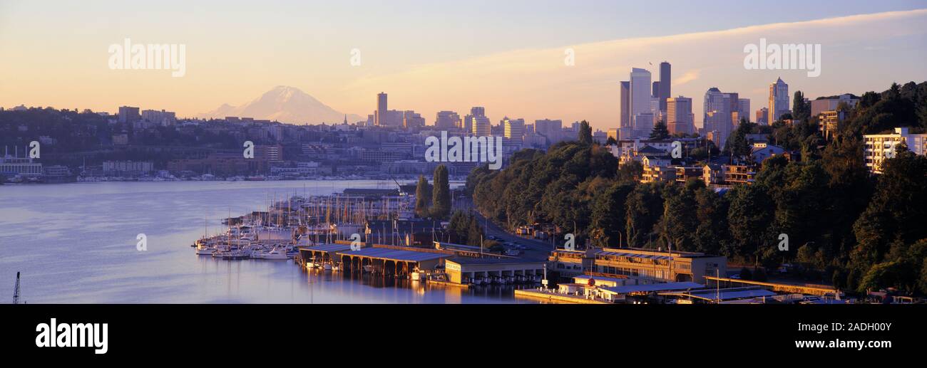 Blick auf die Waterfront im Sonnenaufgang, Lake Union, Seattle, Washington State, USA Stockfoto