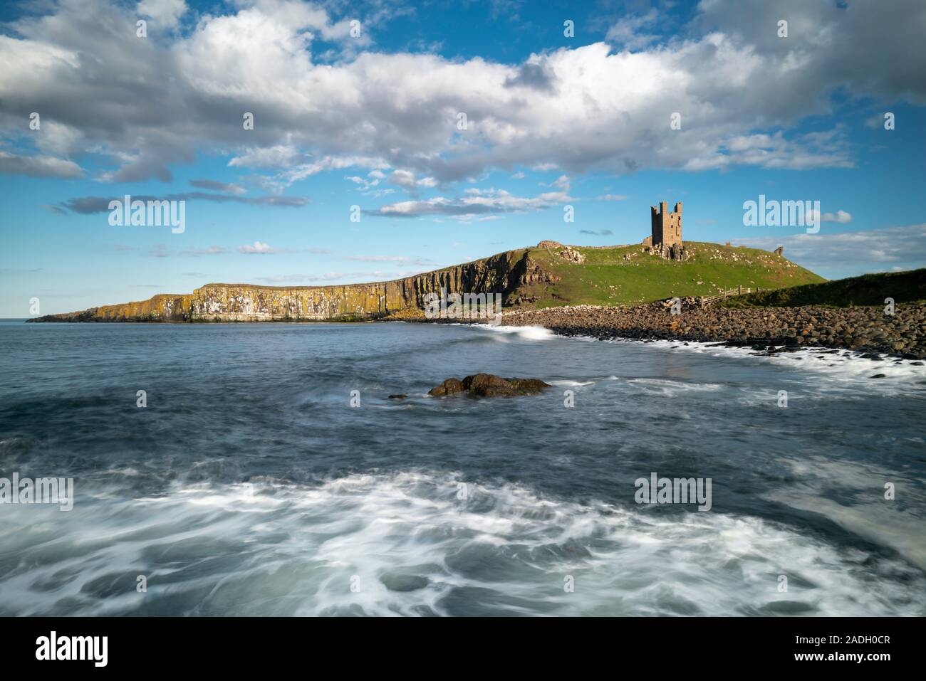 Dunstanburgh Castle vom North Bay zeigt die Lilburn Turm und Graymare Felsen, Northumberland, England Stockfoto