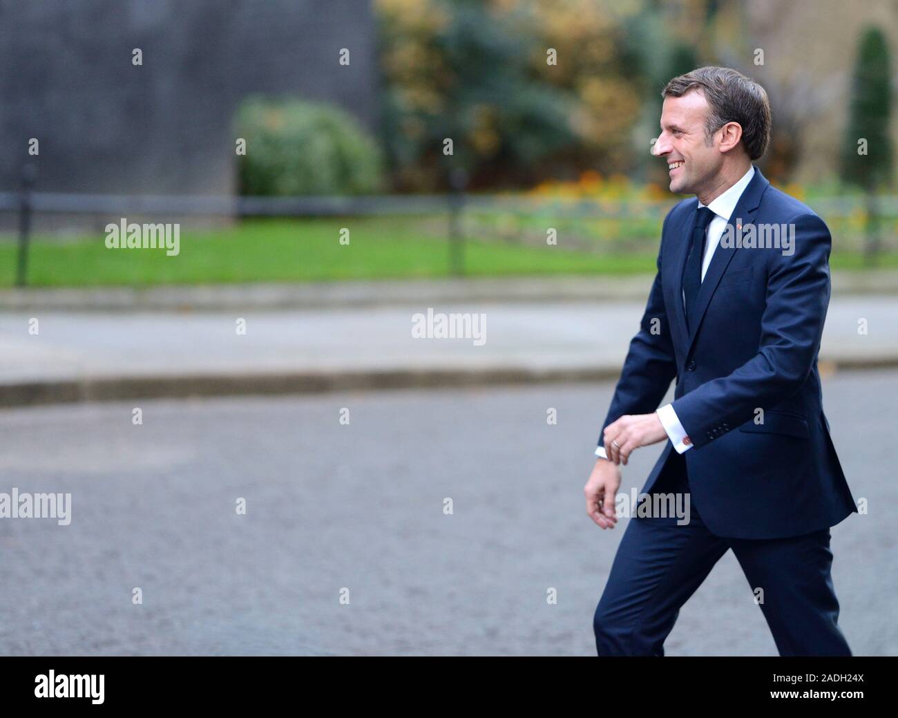 Der französische Präsident Emmanuel Längestrich in Downing Street ankommen für ein Treffen der Staats- und Regierungschefs der NATO, 3. Dezember 2019 Stockfoto