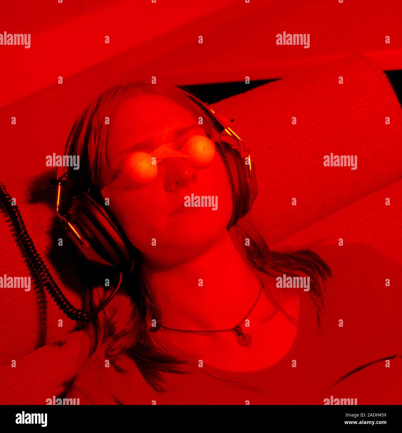 Telepathie Experiment. Frau in einem ganzfeld Experiment für die Telepathie zu testen, eine Form von psi oder außersinnliche Wahrnehmung (ESP). ESP ist Wahrnehmung Stockfoto