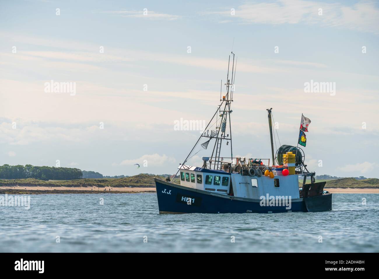 Fischereifahrzeugs vor der Küste bei Nevsehir Hafen, Northumberland, England Stockfoto