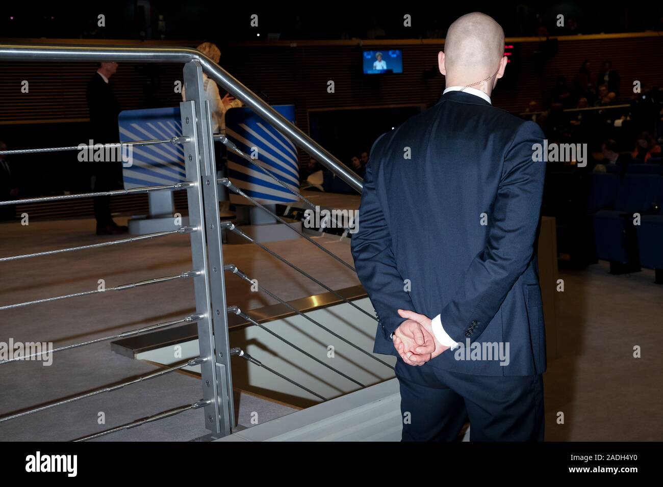 Brüssel, Belgien. 4. Dezember 2019. Ein Wachmann sichert den Bereich während einer Pressekonferenz auf EU-der Präsident der Europäischen Kommission, Ursula von der Leyen. Credit: ALEXANDROS MICHAILIDIS/Alamy leben Nachrichten Stockfoto