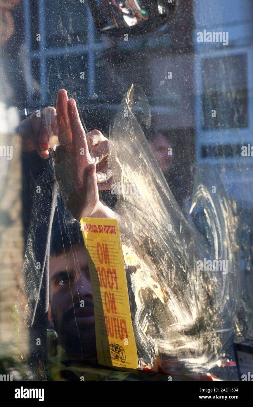 Streatham, London, UK. 04 Dez, 2019. Aussterben Rebellion sind Summen um die Kampagne Busse heute Morgen (04.12.19) und anspruchsvollen Klima- und ökologischen Notstand ist ganz oben auf der Tagesordnung dieser Wahl. 6 Aktivisten wie die Bienen sind gekleidet in streatham an der Bibliothek Dem Bus, eine Person auf den Bus geklebt ist. Der Protest, der Name "Biene - über Politik" gehen, wird durchgeführt, um Politiker von den unersetzlichen Verlust der biologischen Vielfalt, ist eine direkte Folge der schlechten, unverantwortliche Politik erinnern. Credit: Gareth Morris/Alamy leben Nachrichten Stockfoto