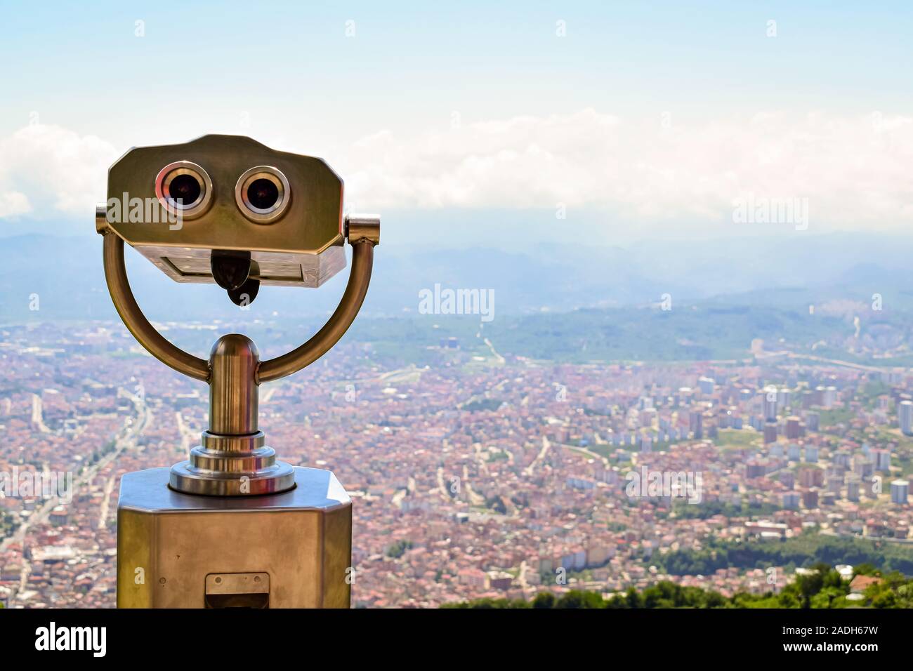 Münzferngläser zum Beobachten der Stadt. Panoramablick auf die Stadt. Stockfoto