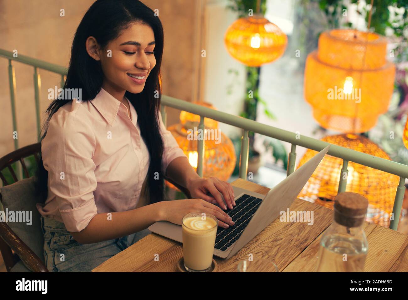 Gerne junge Frau das gute Gefühl beim Arbeiten auf Ihrem Laptop Stockfoto