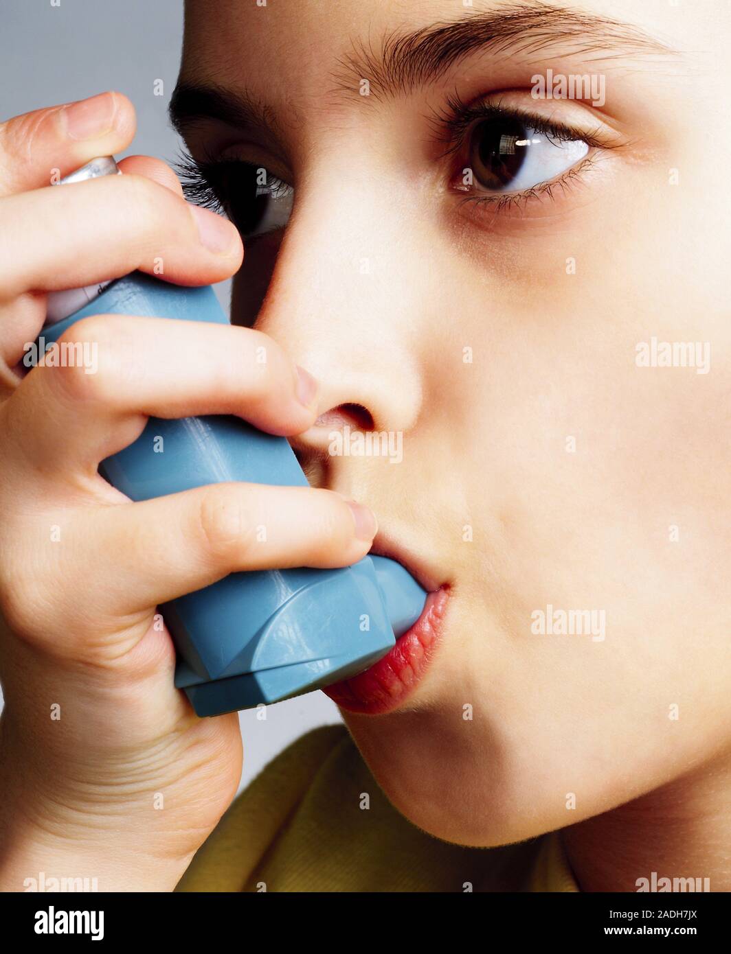 Asthmatischen Mdchen Mit Ihren Inhalator. Asthma Ist Eine Erkrankung