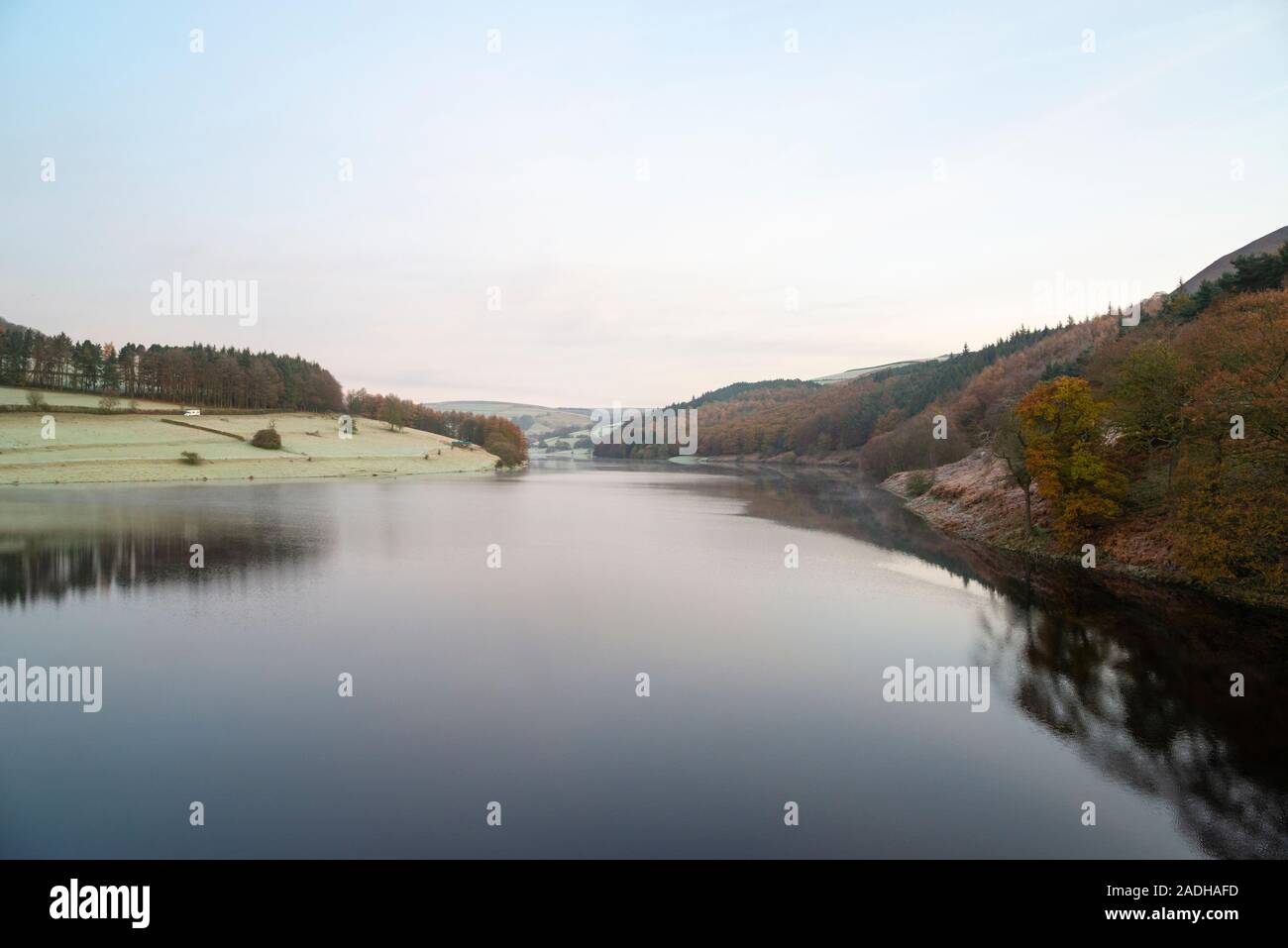 Ladybower Reservoir an einem kalten Novembermorgen. Peak District, Derbyshire, England. Stockfoto