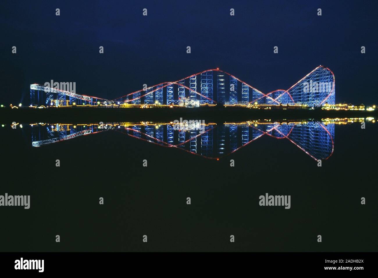 Die große Achterbahn in der Nacht. Blackpool Pleasure Beach. Blackpool. Lancashire. Großbritannien Stockfoto