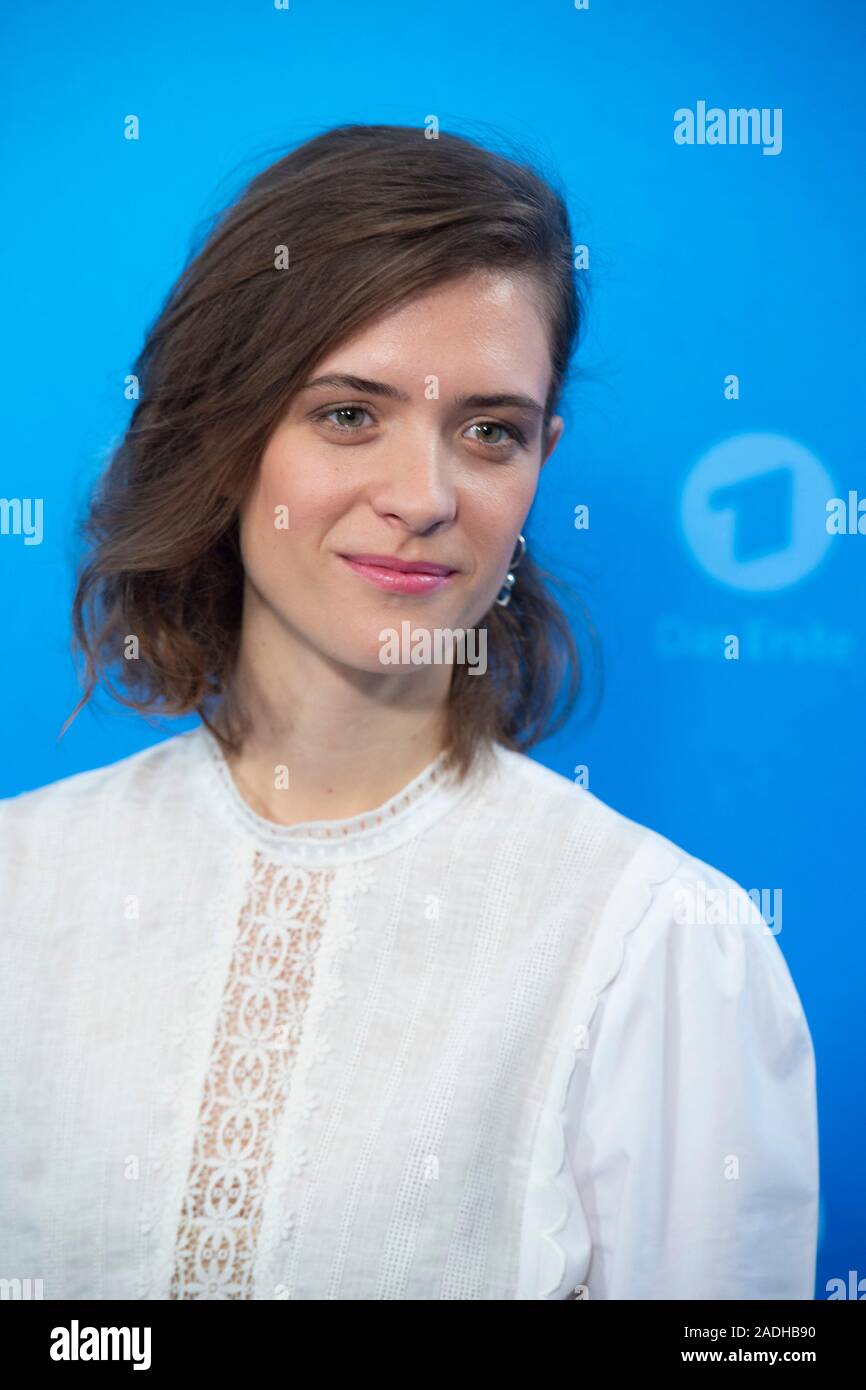 Hamburg, Deutschland. 03 Dez, 2019. Liv Lisa Pommes, Schauspielerin, Protagonist in der Serie 'Babylon Berlin', Portraits, Portrait, Porträt, 7/8-Einzelbild, einzigen Motiv, Jahrespressekonferenz der ARD, Programm Presse Konferenz, in Hamburg am 03.12.2019, | Verwendung der weltweiten Kredit: dpa/Alamy leben Nachrichten Stockfoto