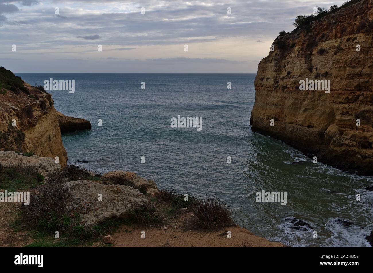 Szene an der Küste auf den Klippen der Sieben hängenden Tälern Trail. Lagoa, Algarve, Portugal Stockfoto