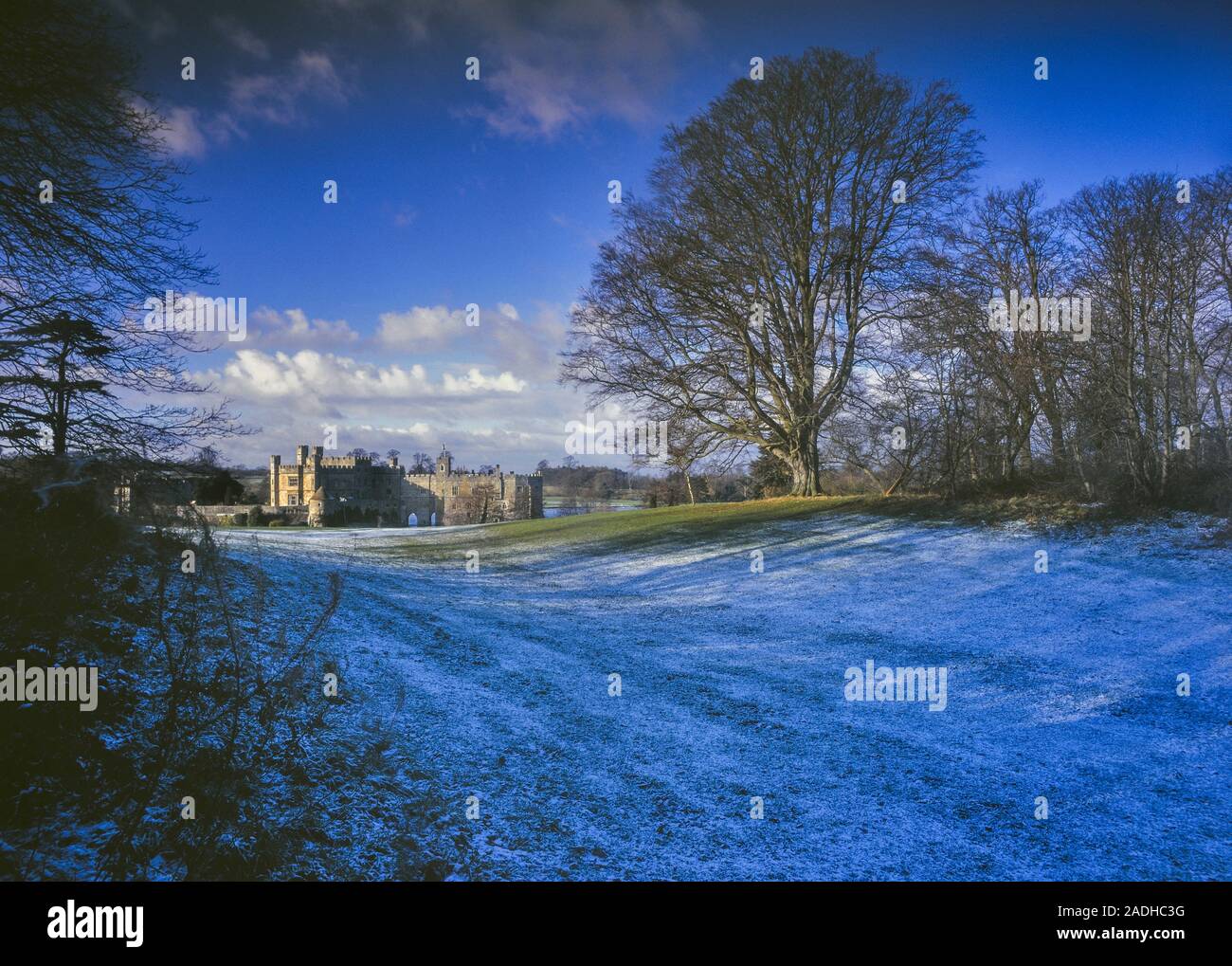 Winterlandschaft von Leeds Castle im Schnee, Kent, England, Großbritannien Stockfoto