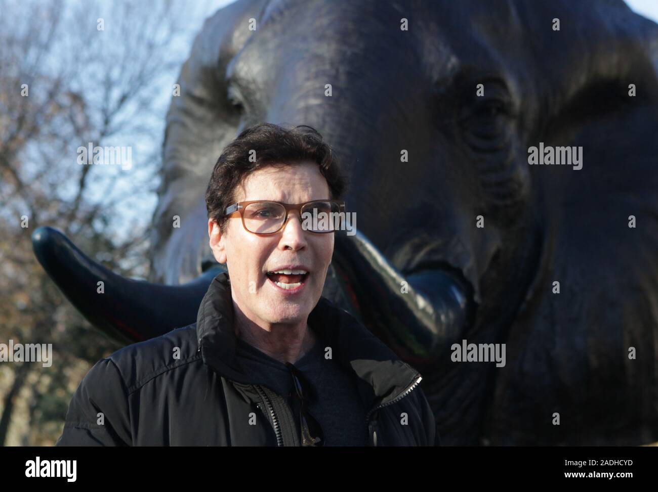 Marc Schattner eine der Künstlerinnen und Künstler, die 21 Bronze lebensgroße Elefanten Skulpturen erstellt, spricht während ihre Enthüllung im Marble Arch Inn, London, die Notlage der Arten, die vom Aussterben bedroht Gesicht 2040 zu markieren. Stockfoto