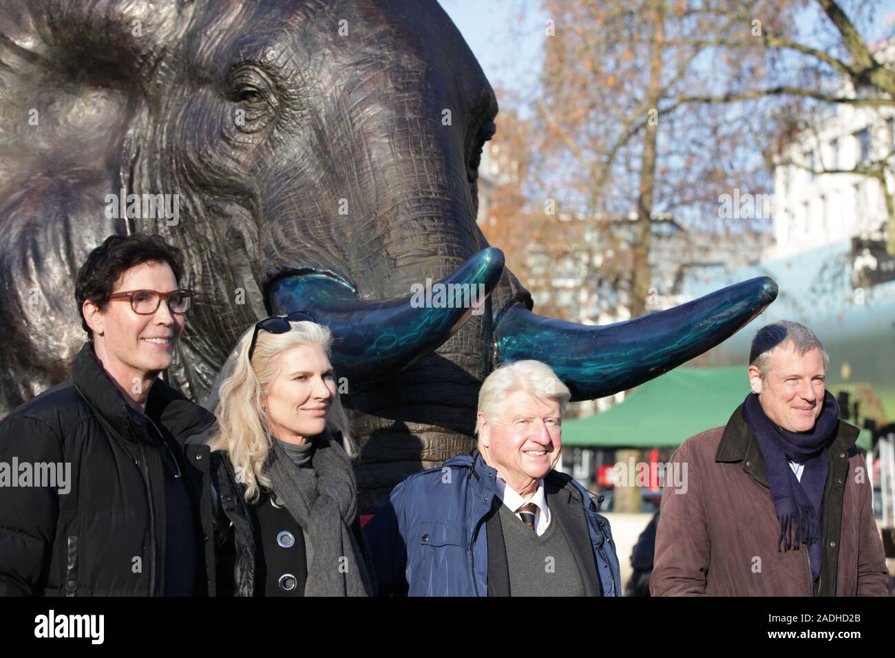 (Von links nach rechts) Künstler Gillie und Marc Schattner, den Machern von 21 Bronze lebensgroße Elefanten Skulpturen, mit Stanley Johnson und Politiker Zac Goldsmith, als sie an den Brunnen, Marble Arch in London vorgestellt, die Notlage der Arten, die vom Aussterben bedroht Gesicht 2040 zu markieren. Stockfoto