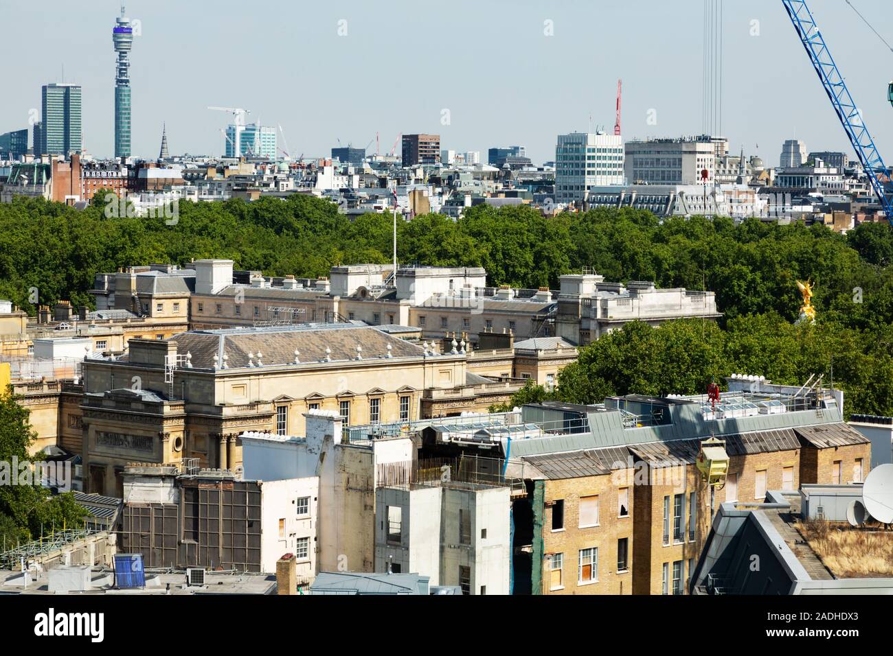 Mit Blick auf den Buckingham Palace von hinten, auf dem Weg zu einer Londoner Skyline mit dem BT Tower. London, England Stockfoto