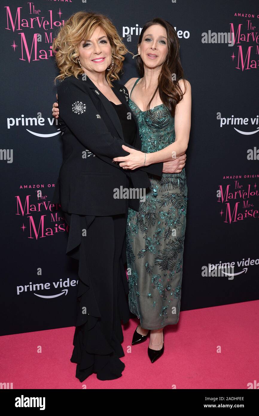 New York, USA. 03 Dez, 2019. (L-R) Caroline Aaron und Marin Hinkle nehmen an der NY Premiere für "Die wunderbare Frau Maisel" im Museum of Modern Art (MoMA) in New York, NY, 3. Dezember 2019. (Foto von Anthony Behar/Sipa USA) Credit: Sipa USA/Alamy leben Nachrichten Stockfoto