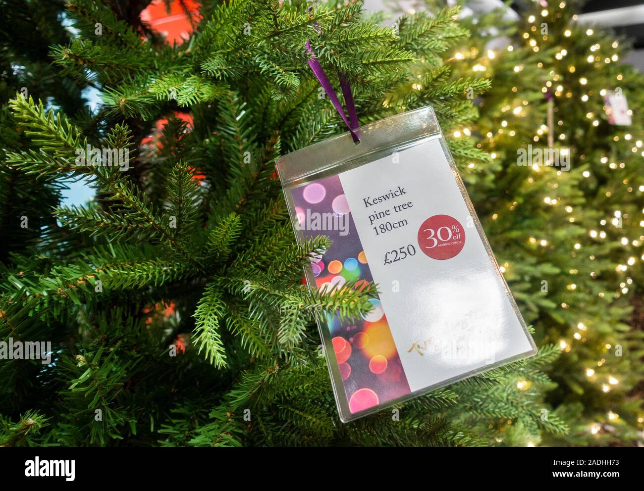 Weihnachtsbaum im Kaufhaus. Großbritannien Stockfoto