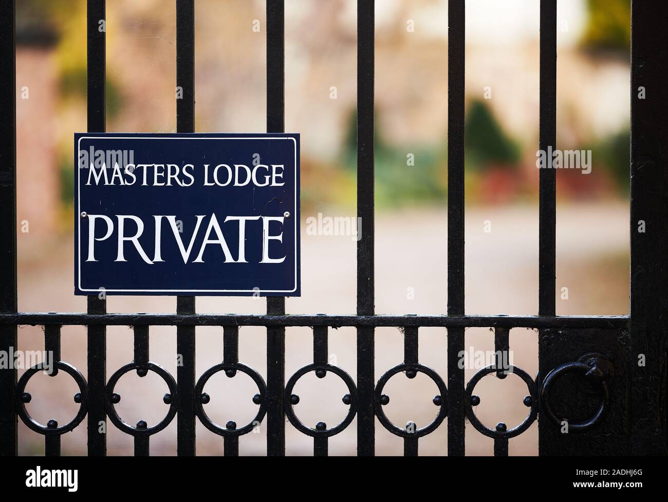 Geschlossene eiserne Tor mit der Aufschrift "private" in The Master's Lodge des Trinity College, Cambridge University, England, an einem sonnigen Wintertag. Stockfoto