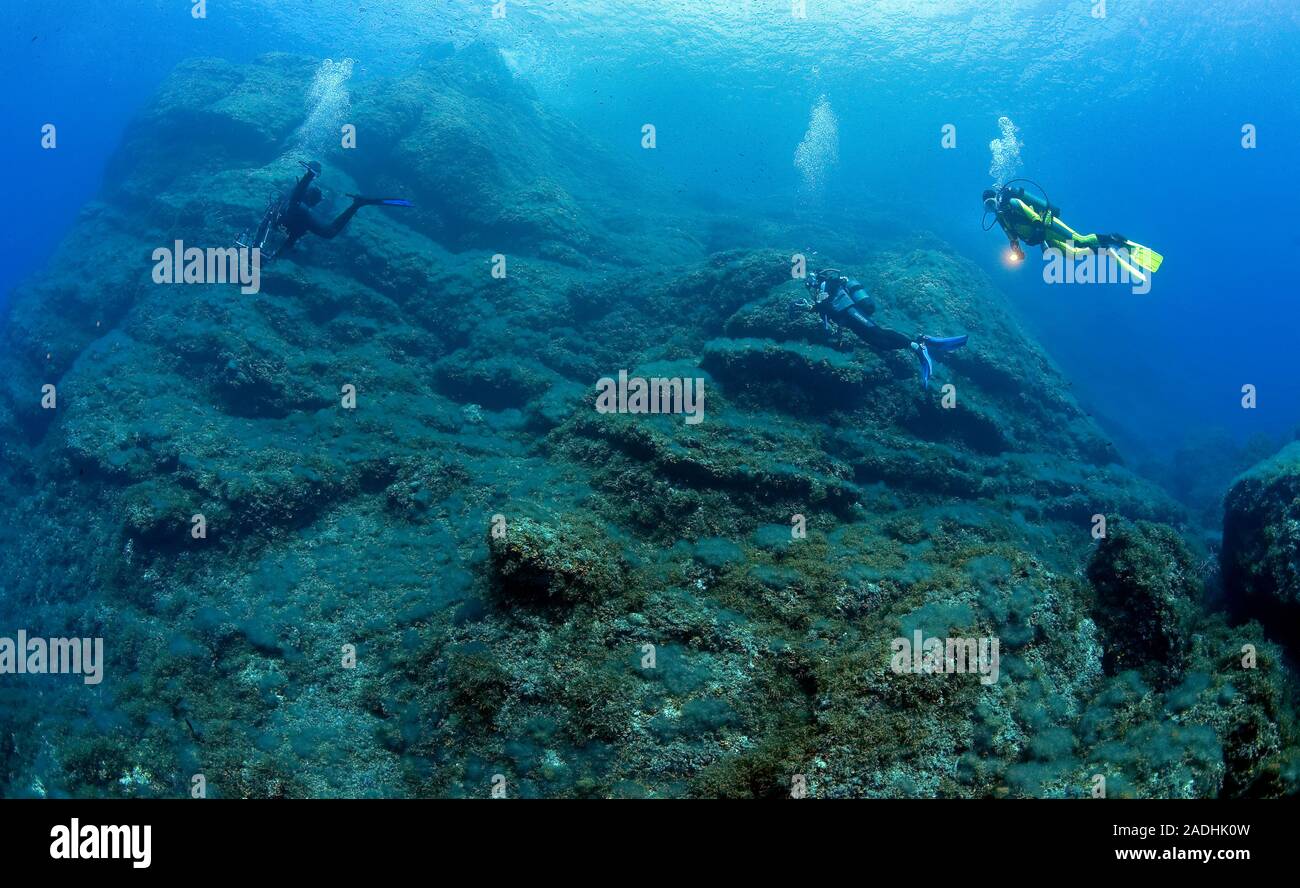 Scuba Diver an einem felsigen Riff, Naturschutzgebiet und Marine Park Dragonera, Sant Elm, Mallorca, Balearen, Spanien Stockfoto