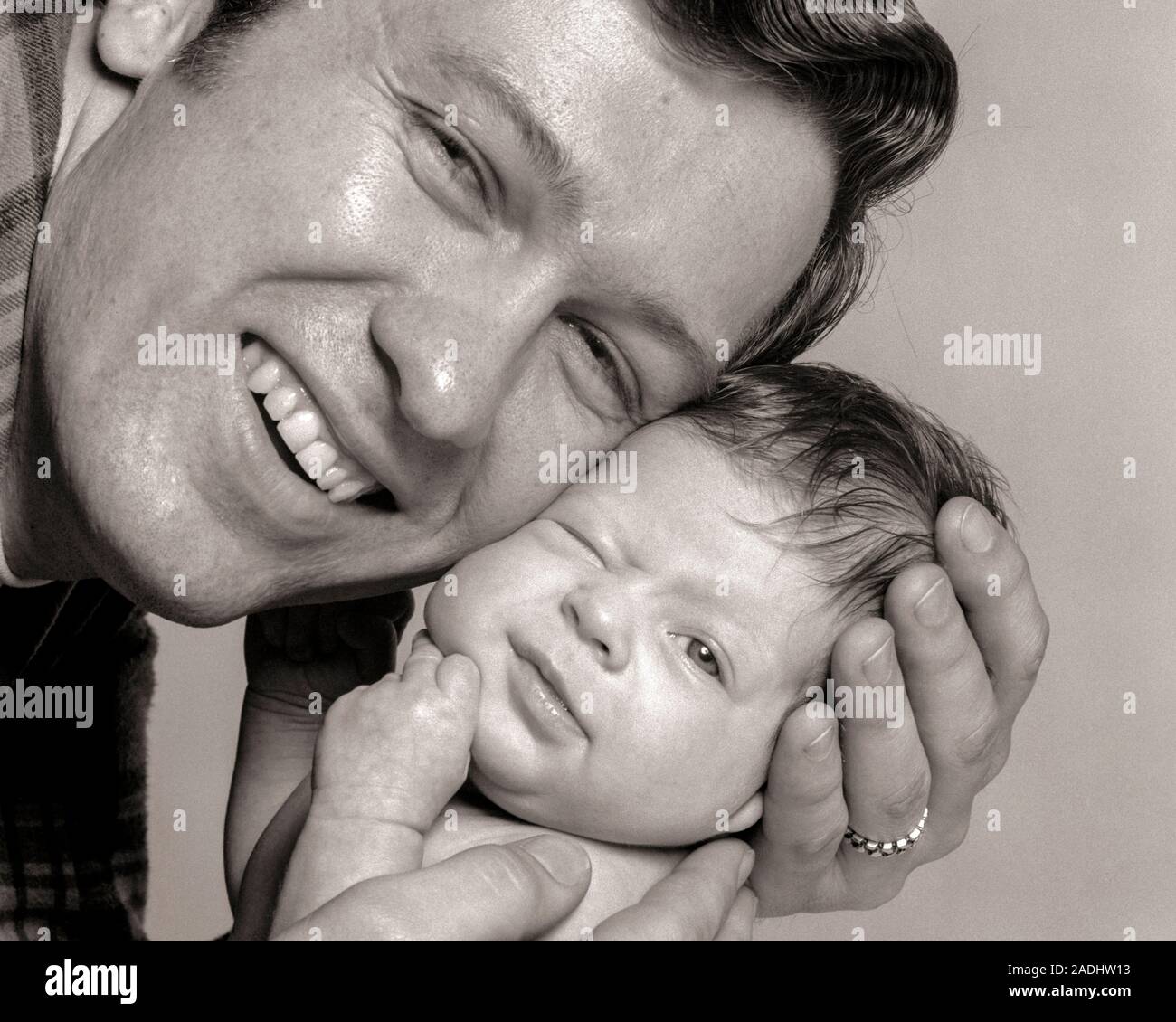 1970er lächelnd vater holding newborn baby Suchen bei CAMERA-b 24820 HAR 001 HARS GERNE FREUDE LIFESTYLE FRAUEN IM STUDIO SHOT GESUNDHEIT LEBEN ZU HAUSE KOPIEREN RAUM TÖCHTER PERSONEN MÄNNER VÄTER B&W AUGENKONTAKT VATERSCHAFT GLÜCK KOPF UND SCHULTERN FRÖHLICHE VATIS STOLZ LIEBEVOLLEN LÄCHELN BLISS VERBINDUNG FREUDIGE ÜBERGLÜCKLICH glückseliges Gefühl emotionale Gefühle Wachstum von Jungfischen Elternschaft miteinander junger erwachsener Mann BABY GIRL SCHWARZ UND WEISS KAUKASISCHEN ETHNIE HAR 001 KOPF AN KOPF ALTMODISCH Stockfoto