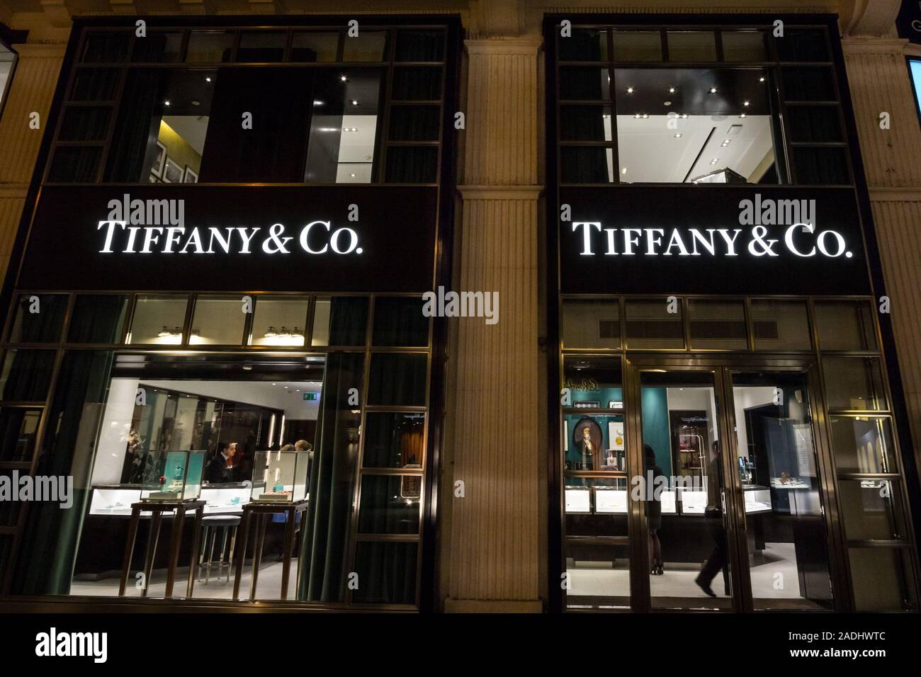 Wien, ÖSTERREICH - NOVEMBER 6, 2019: Tiffany & Co Logo vor Ihrer wichtigsten Store für Wien. Tiffany & Co. ist ein US-amerikanischer Luxus Schmuck Kette von Sto Stockfoto