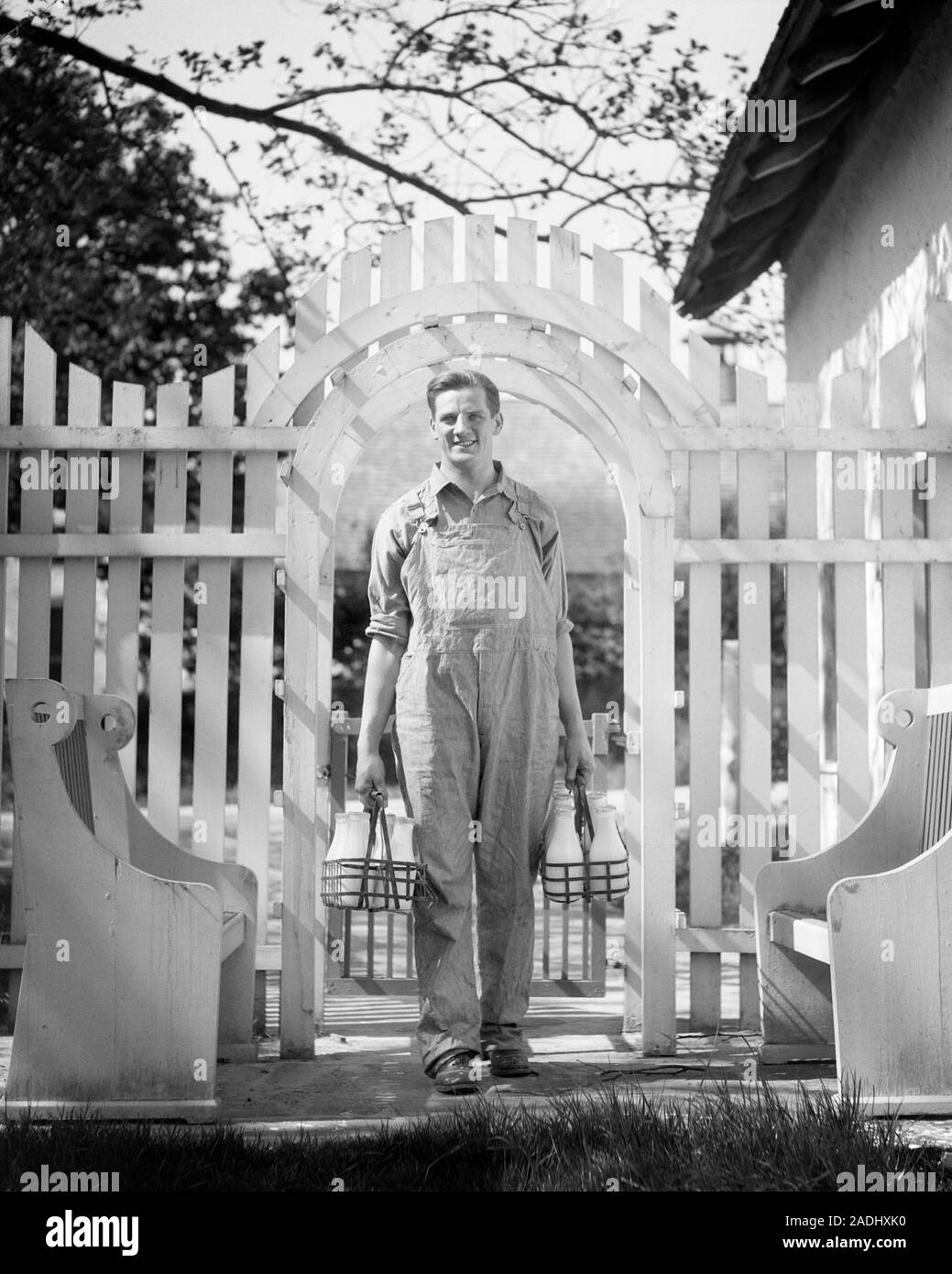1920er lächelnd MANN MILCHBAUERN AUF KAMERA TRAGEN OVERALLS liefern zwei Träger von FLASCHENMILCH ZU LANDHAUS-d 2512 HAR 001 HARS GESICHTSBEHANDLUNG WILLKOMMEN BERUF FREUDE FREUDE LIFESTYLE JOBS LÄNDLICHEN GESUNDHEIT HOME LEBEN MOLKEREI KOPIE RAUM VOLLER LÄNGE PERSONEN OVERALLS LANDWIRTSCHAFT MÄNNER BERUF VERTRAUEN AUSDRÜCKE LANDWIRTSCHAFT B&W LIEFERN AUGENKONTAKT SKILL BERUF GLÜCK FÄHIGKEITEN FRÖHLICHE COTTAGE STÄRKE CUSTOMER SERVICE KARRIERE AUSSEN LANDWIRTE DER BERUFE LÄCHELT VERBINDUNG KONZEPTIONELLER FREUDIGE STILVOLLE TRÄGER ABGEFÜLLTES Mitte - Mitte - erwachsenen Mann SCHWARZ UND WEISS Stockfoto
