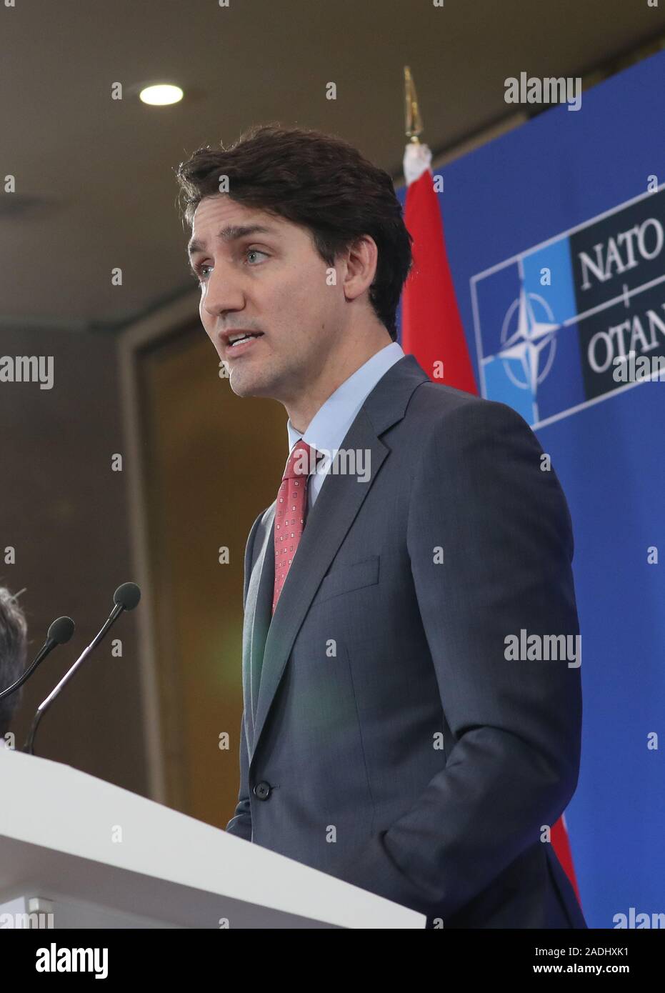 Premierminister von Kanada, Justin Trudeau in einer Rede auf der Presse Konferenz nach der jährlichen Nato-Gipfel der Staats- und Regierungschefs im Grove Hotel in Watford, Hertfordshire. Stockfoto