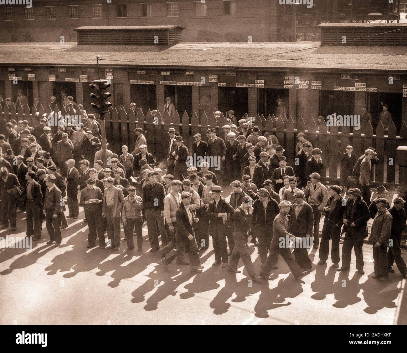 1930er Jahre GRUPPE VON ARBEITSLOSEN ARBEITNEHMER, DIE EINE BESCHÄFTIGUNG SUCHEN WARTEN AUF ARBEIT AUSSERHALB DER FABRIK WÄHREND DER GROSSEN DEPRESSION - c7633 HAR 001 HARS Mann mittleren Alters SKILL VERSUCHUNG HUNGRIG BERUF FÄHIGKEITEN HOFFNUNG mächtig stolz EINEN DER GELEGENHEIT DIE BESCHÄFTIGUNG BERUFE HARTE ZEITEN ZU VIELE auf der Suche nach schlechten Zeiten wollen ungeduldig Mitte - Mitte - erwachsenen Mann überschuss Miteinander junger erwachsener Mann SCHWARZ UND WEISS KAUKASISCHEN ETHNIE WÄHREND HAR 001 ALTMODISCH ARBEITSLOSE Stockfoto