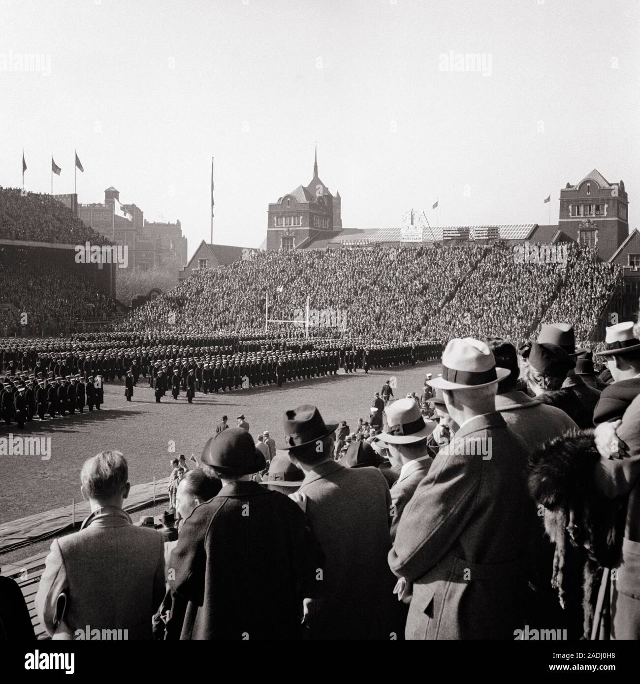 1930er Jahre MARINESCHULE MIDSHIPMEN MONTAGE AN DER UNIVERSITÄT VON PENNSYLVANIA FRANKLIN FIELD STADION WÄHREND ARMEE MARINE FUSSBALLSPIEL-f 7226 HAR 001 HARS ATHLET LIFESTYLE FEIER FRAUEN MARINE ATHLETIK ART UNITED STATES KOPIEREN PLATZ DAMEN FITNESS PERSONEN INSPIRATION TRADITIONELLE VEREINIGTE STAATEN VON AMERIKA MÄNNER ATHLETISCHE B&W NORDAMERIKA NORDAMERIKA HOHEN WINKEL STRATEGIE AKADEMIE UNIVERSITÄTEN NAVAL AUFREGUNG FÜHRUNG PA FREIZEIT TRADITION FALLJAHRESZEIT STOLZ UNIFORMEN HOCHSCHULBILDUNG ATHLETEN ETABLIERT RIVALITÄT MONTIERT HOCHSCHULEN RIVALEN ARMEE MARINE SPIEL ZUSAMMENARBEIT FUSSBÄLLE Stockfoto