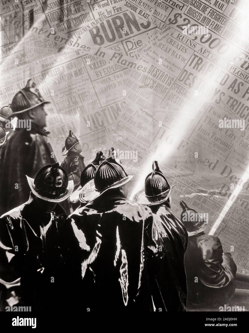 1920 SYMBOLISCHE COMPOSITE anonyme Feuerwehrleute im IKONISCHEN HELME MANNING FEUERWEHRSCHLÄUCHE GEGEN MONTAGE DER ZEITUNG KONTEN DER FEUER-f 8307 HAR 001 HARS SPIRITUALITÄT VERTRAUEN SENIOR MAN-B&W-Mann mittleren Alters SKILL DISASTER BERUF FÄHIGKEITEN, KOPF UND SCHULTERN ABENTEUER SCHUTZ STÄRKE SIEG STRATEGIE MUT SPRITZEN KARRIERE COMPOSITE ÄUSSERE WISSEN mächtige Fortschritte stolz Autorität berufen Konzept Konzeptionell symbolische Konzepte der Zusammenarbeit Mitte der erwachsene Mann Präzision miteinander junger erwachsener Mann SCHWARZ UND WEISS HAR 001 ALTMODISCHE DARSTELLUNG Stockfoto