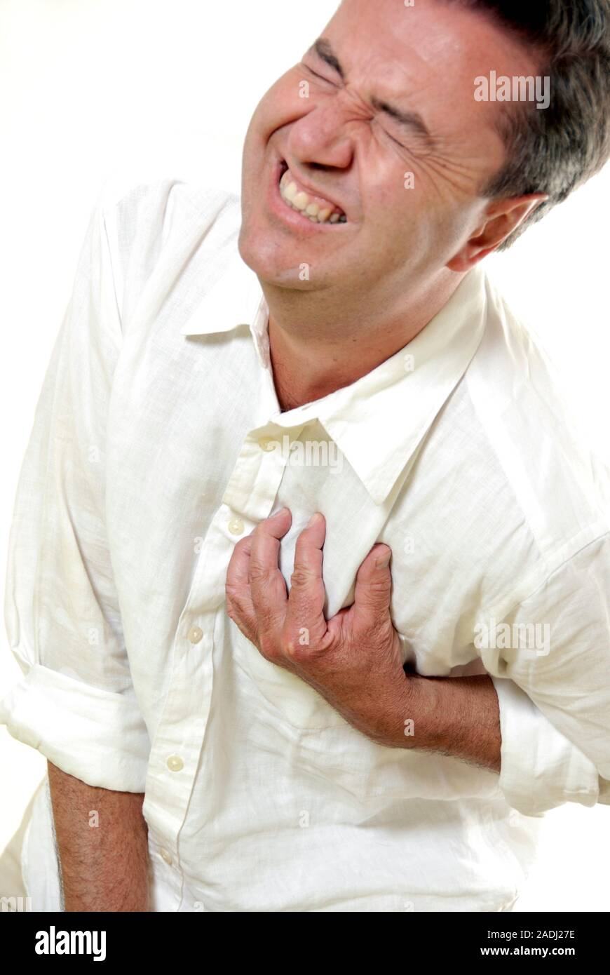 MODEL RELEASED. Schmerz in der Brust. Mann Schmerz in seiner Brust. Dieses kann an Angina