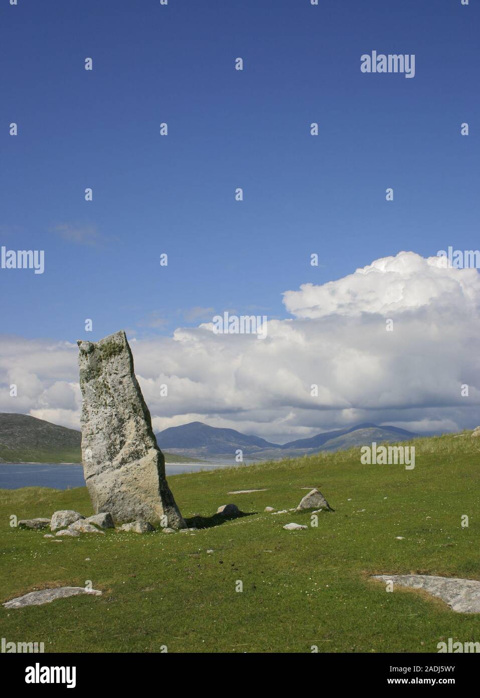 Der Clach Macleod (Clach Mhic Leoid), der Stein gegen einen blauen Himmel mit weißen Wolkenbänken steht, von Horgabost, Harris, Western Isles, Schottland Stockfoto