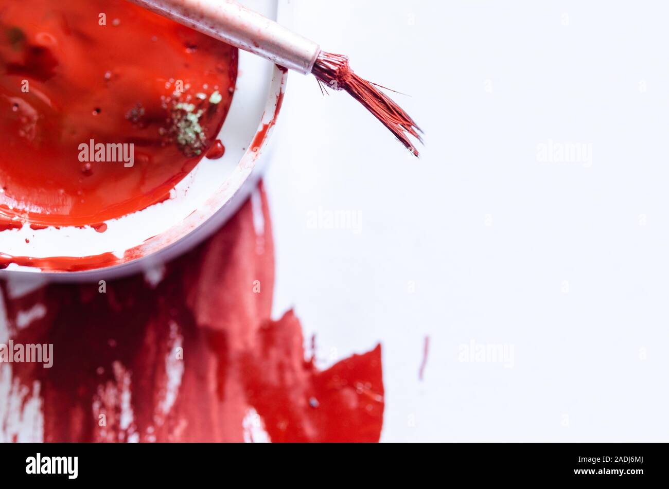 Pinsel und abstrakten Pinselstrich rote Farbe auf der weißen Leinwand. Moderne Kunst Abstrakte zeitgenössische Kunst für den Hintergrund. Farbe spritzen. Bunte curl. Stockfoto