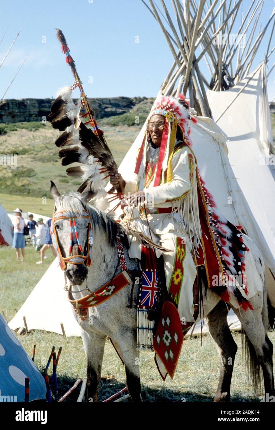 Ein gebürtiger Amerikaner begrüßt TRH Herzog und die Herzogin von York in Medicine Hat während ihrer Royal Tour durch Kanada Juli 1987. Stockfoto