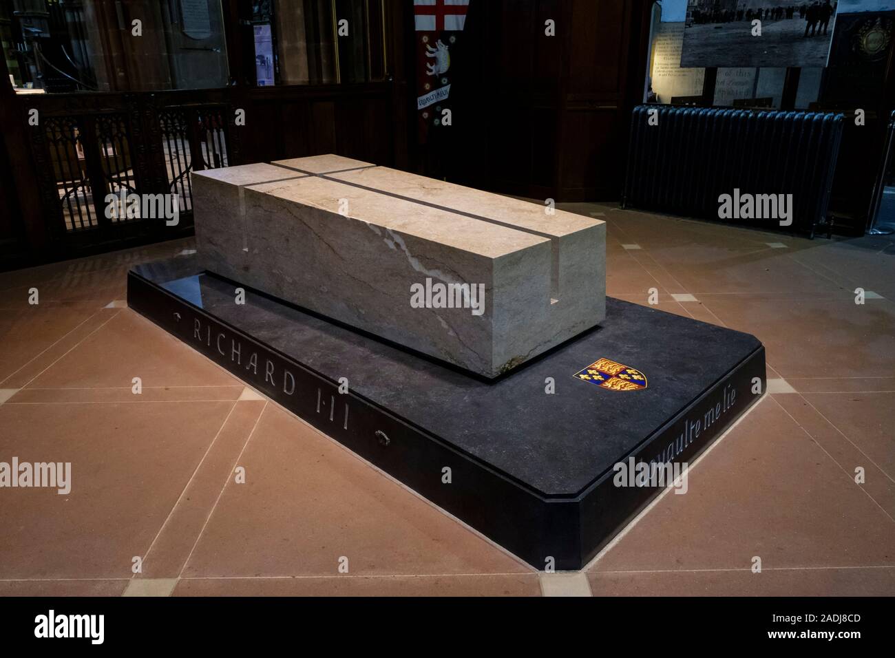 Das Grab von König Richard III. trägt das Motto in französischer Sprache von Loyaulte me liegen, das übersetzt, als Treue bindet Me. Stockfoto