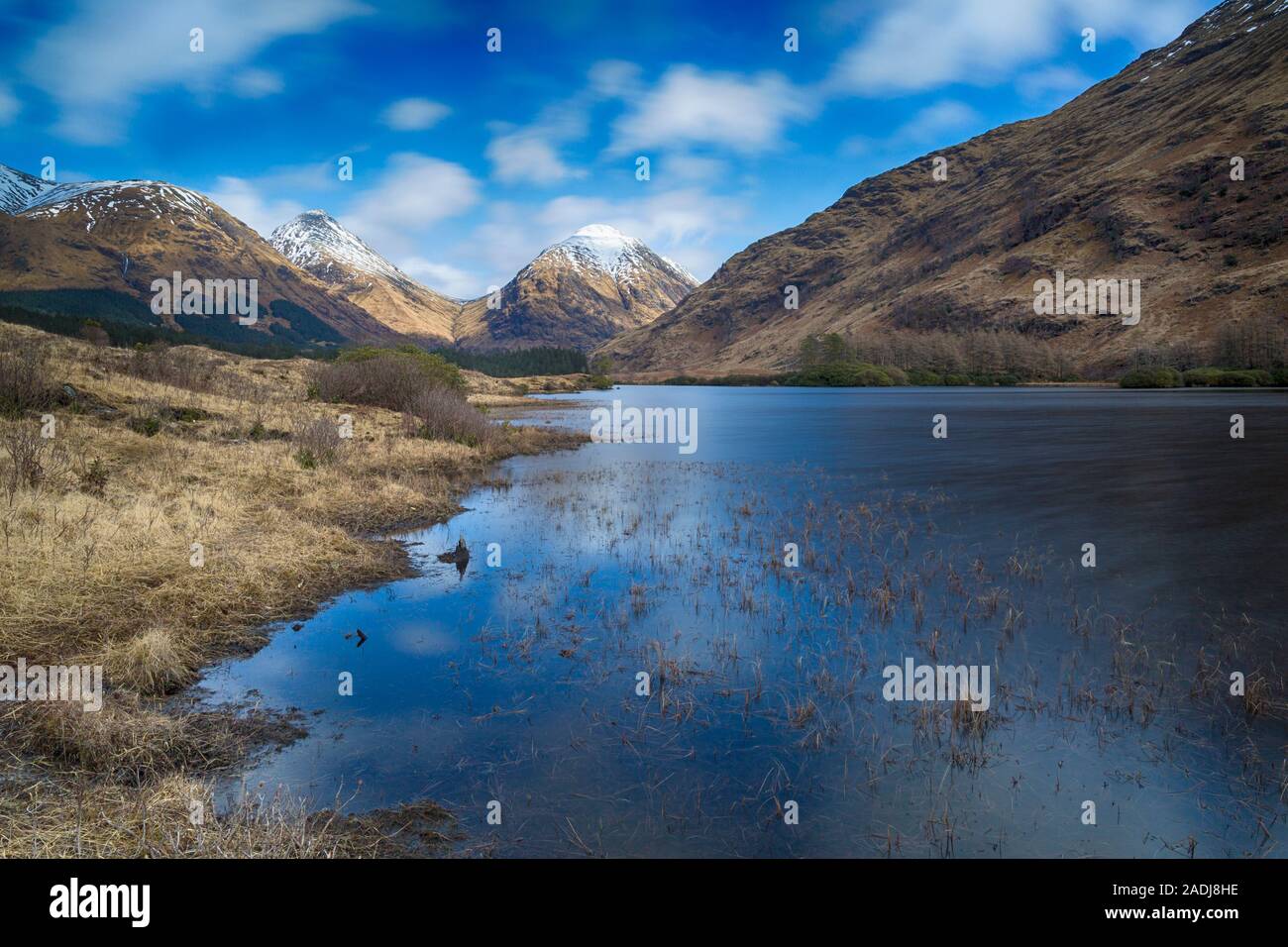 Buachaille Etive Mor, Buachaille Etive Beag und Lochan Urr, Glencoe, Scottish Highlands, Schottland, UK im März - lange Belichtung Stockfoto