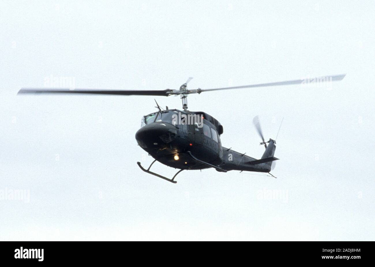 Kanadische Bell UH-1 Huey Hubschrauber fliegen über Medicine Hat während der Königlichen Besuch der Firma Herzog und die Herzogin von York Royal Tour durch Kanada Juli 1987. Stockfoto