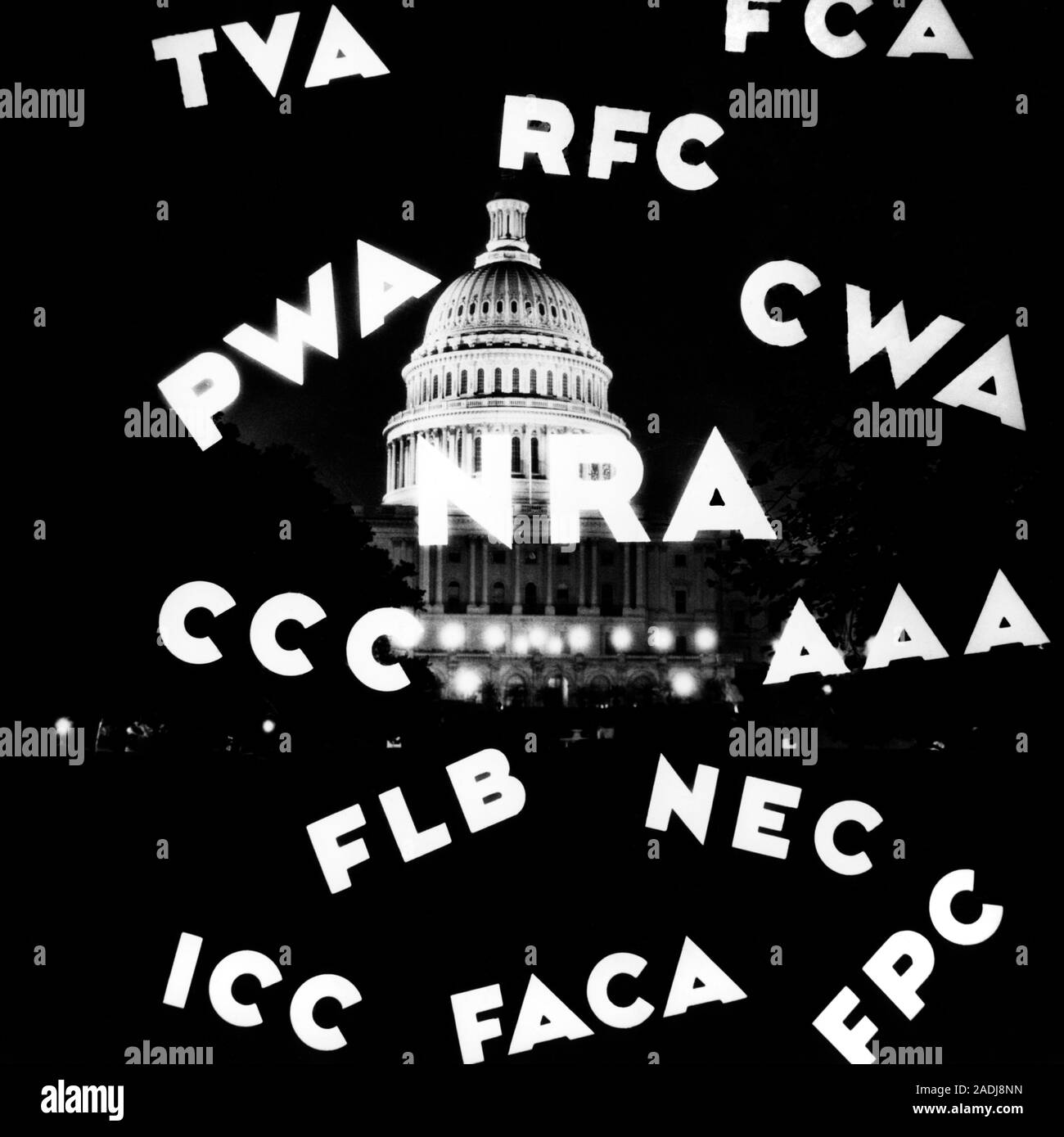 1930er Jahre CAPITOL BEI NACHT MIT ÜBERLAGERUNG VON ALPHABET ABKÜRZUNGEN DES NEW DEAL GROSSE DEPRESSION RECOVERY PROGRAMME WASHINGTON DC USA-q 73986 CPC 001 HARS POLITIK HAUPTSTADT NRA DOME KONZEPTIONELLE NEW DEAL WIRTSCHAFTLICHEN OVERLAY FRANKLIN ROOSEVELT NATIONALE PROGRAMME RECOVERY ACT NATIONAL RECOVERY ADMINISTRATION ÖFFENTLICHE ARBEITEN ÖFFENTLICHE VERWALTUNG LÖSUNGEN 1933 AAA SCHWARZ UND WEISS DISTRICT FEDERAL GROSSE DEPRESSION ALTMODISCH Stockfoto