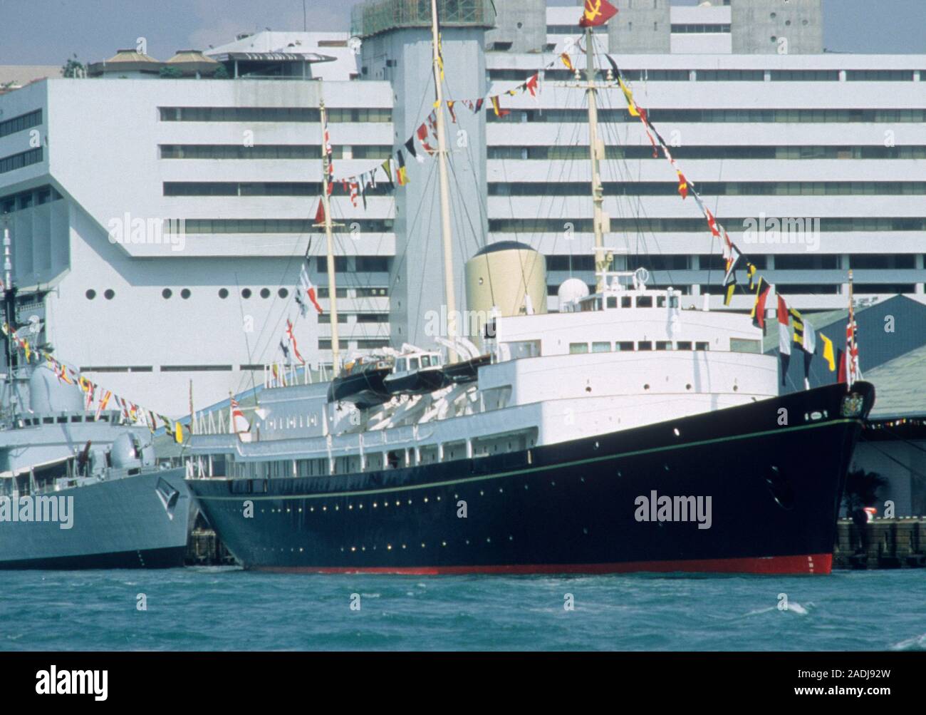 HMY Britannia angedockt in Singapur Hafen der Stadt während einer königlichen Besuch von Königin Elizabeth II. nach Singapur im Jahr 1989. Stockfoto
