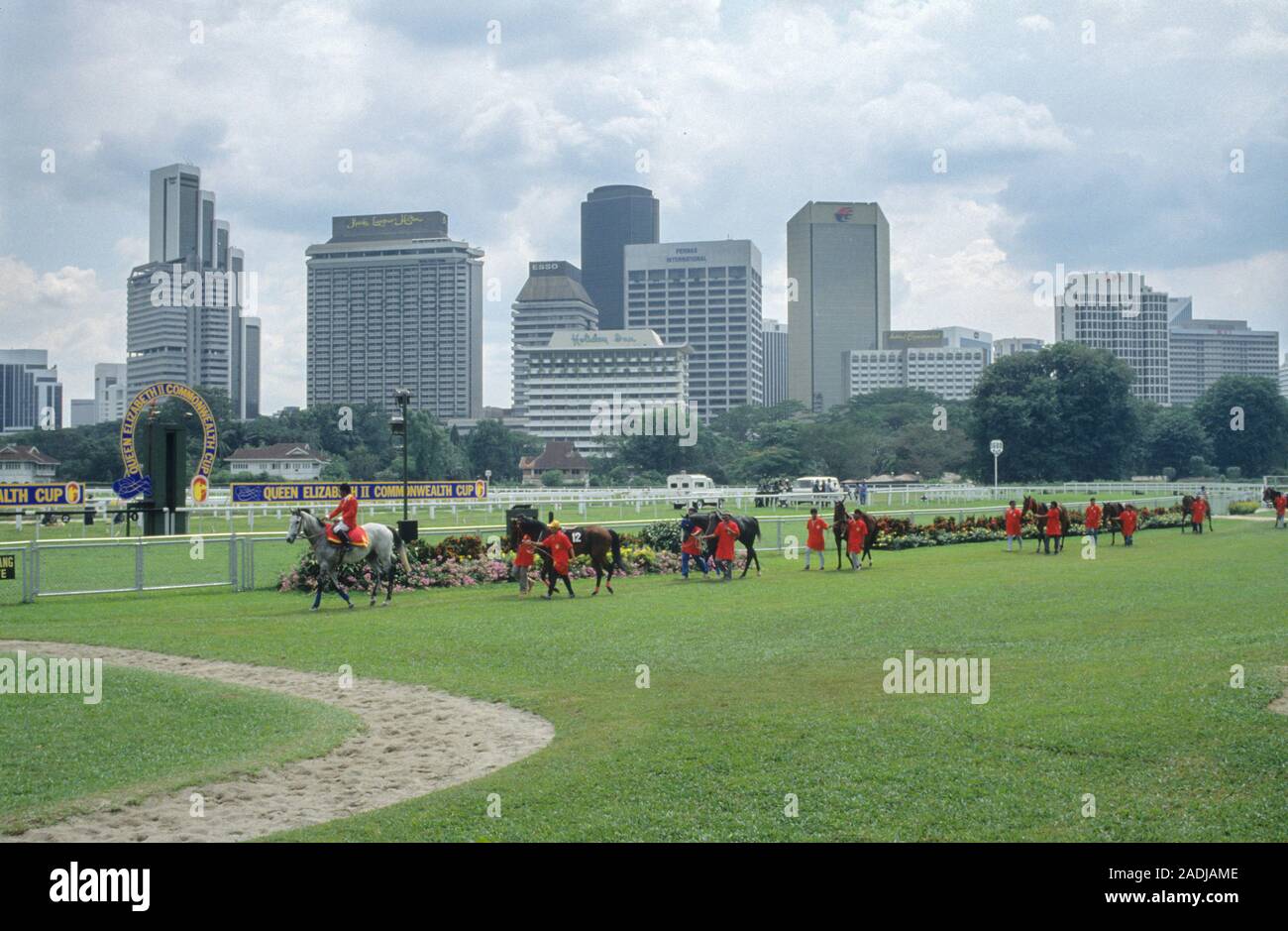 Königin Elizabeth II genießt einen Nachmittag der Pferderennen im Selangor Turf Club während ihrer königlichen Besuch in Malaysia 1989. Die pferde Sprint aus Wat Stockfoto