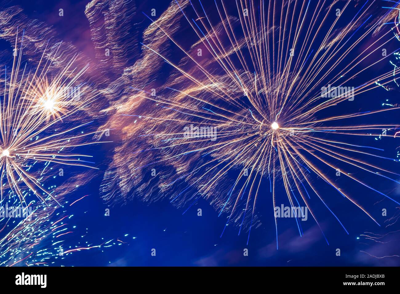 Preiswertes Feuerwerk, über die Stadt, Rot und Blau. Feier conept, Bewegungsunschärfe, für jeden Zweck Stockfoto