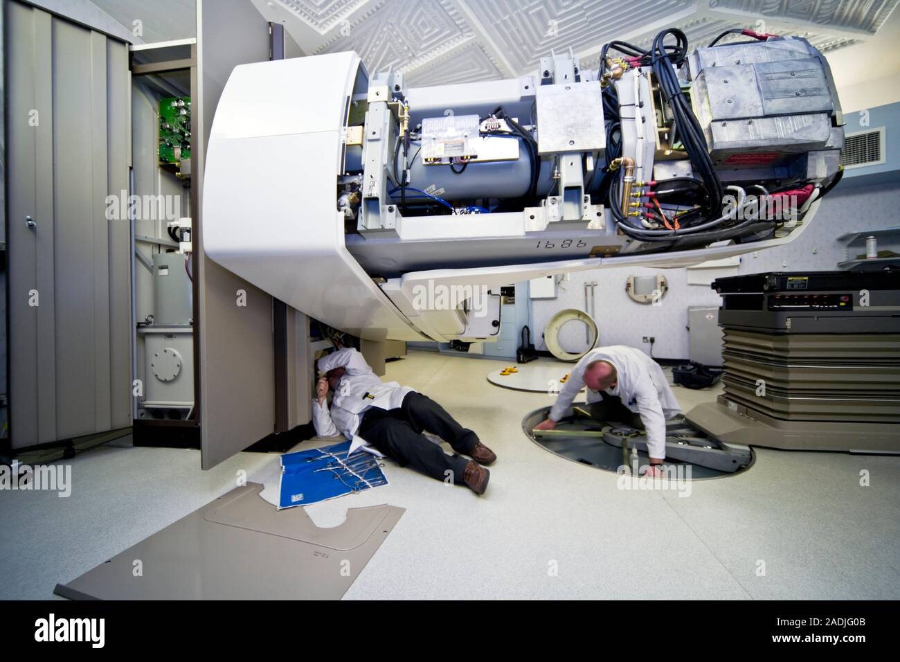 Linear Accelerator. Onkologie Physik Techniker Wartung ein Linearbeschleuniger von Varian. -Linearbeschleuniger sind in der Strahlentherapie als Quelle von Hi verwendet Stockfoto